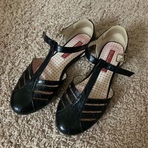 size 8 - b.a.i.t. - black t-strap flats/sandals